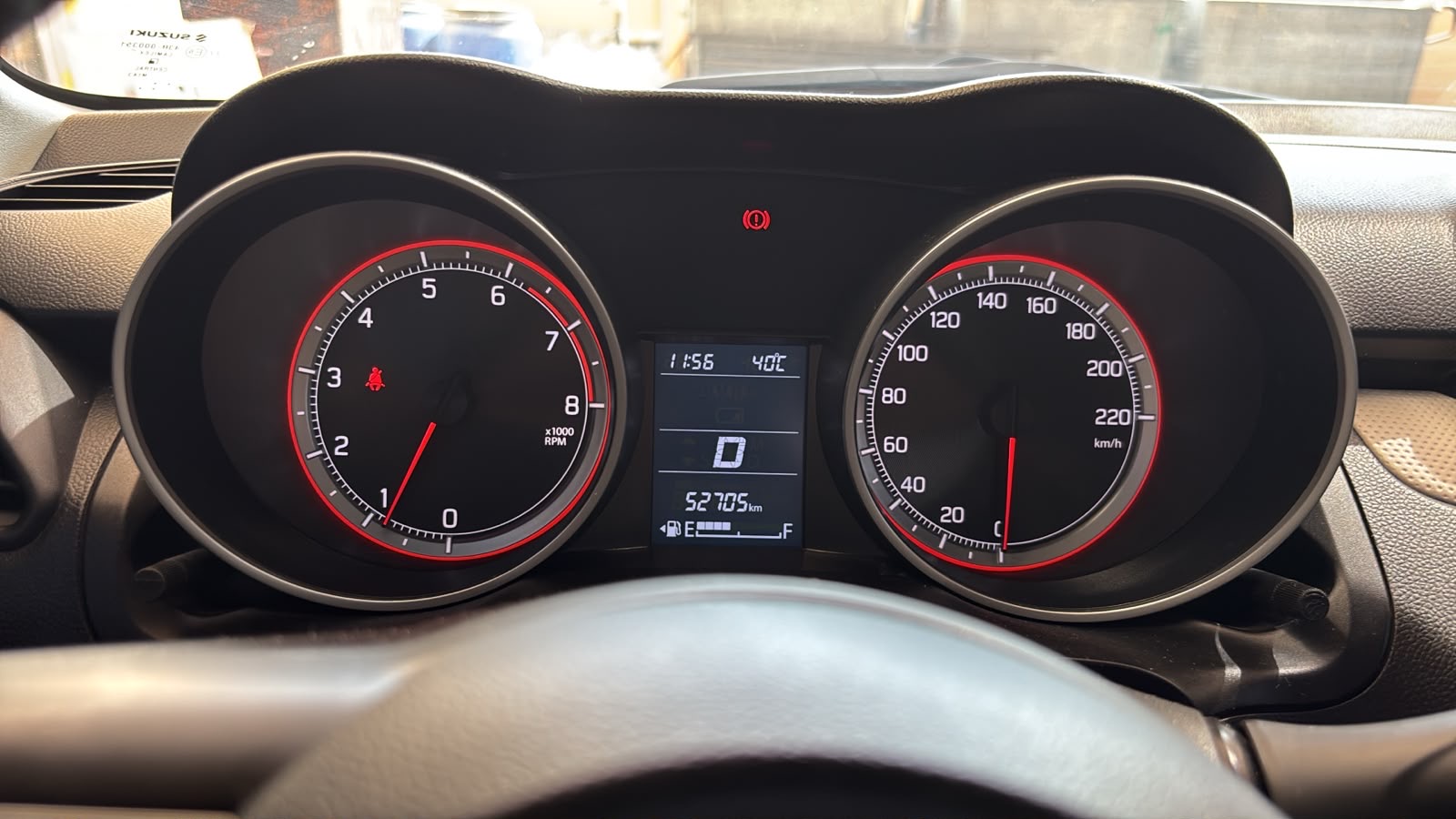 rojo Suzuki Swift Base 2024