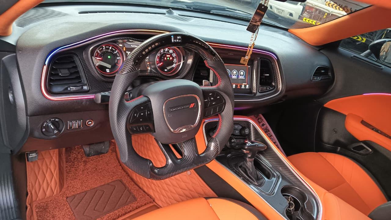 Schwarz Dodge Challenger GT 2022