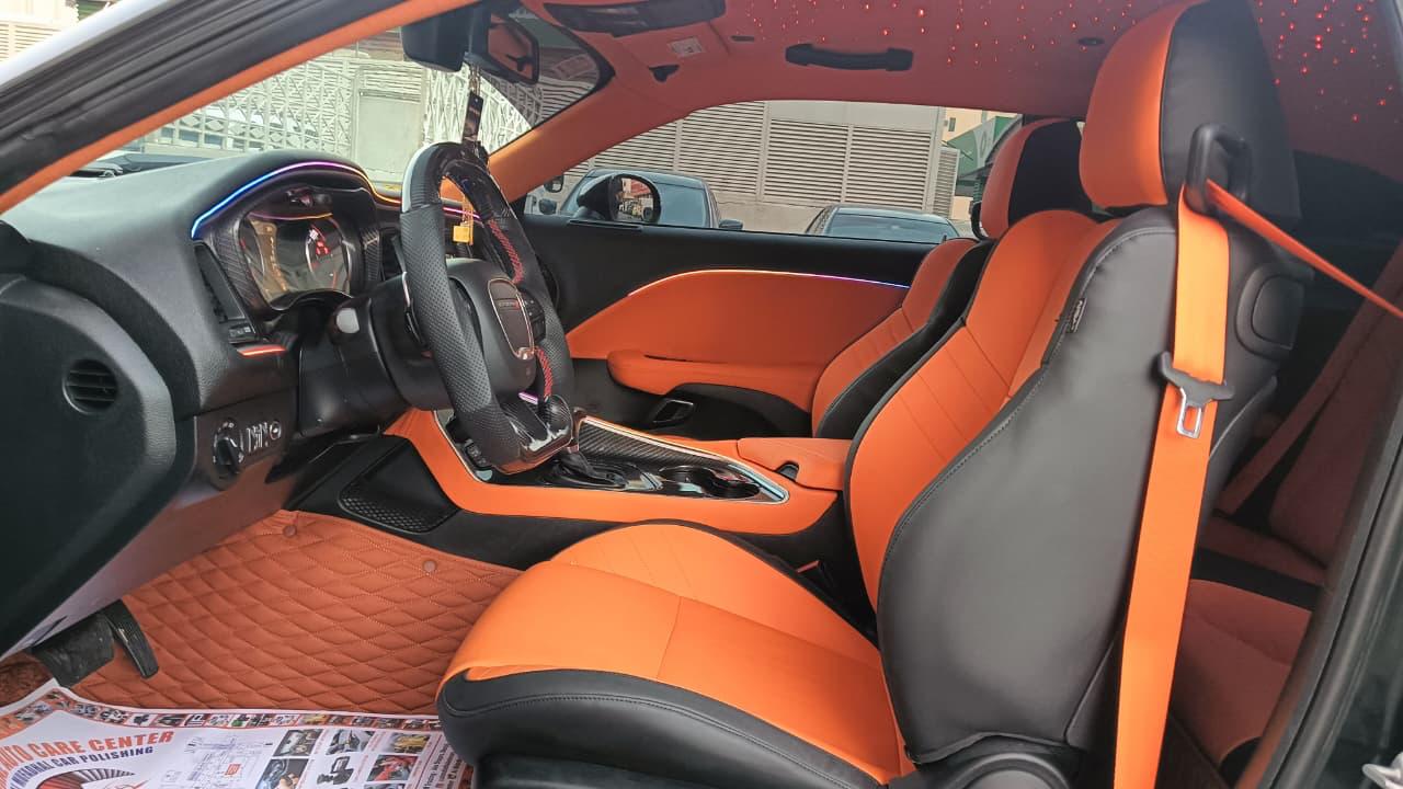Schwarz Dodge Challenger GT 2022