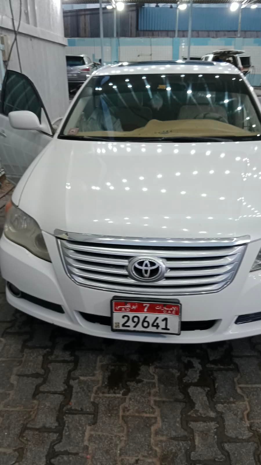 White Toyota Avalon Limited 2008