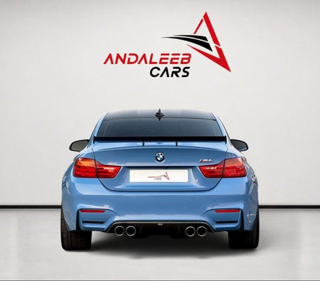 Светло-голубой BMW M4 2015 год