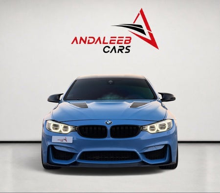 Светло-голубой BMW M4 2015 год