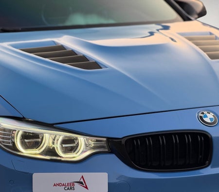 Светло-голубой BMW M4 2015 год