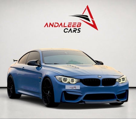 Светло-голубой BMW M4 2015 год