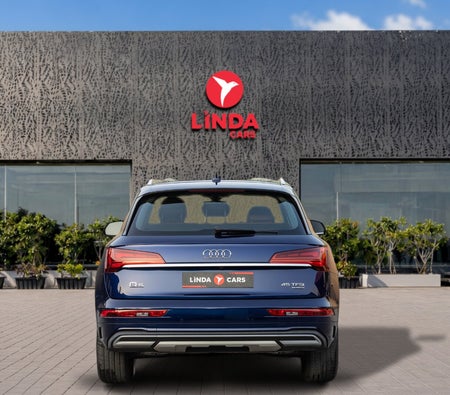Голубой Audi Q5 2022 год Голубой Audi Q5 2022 год
