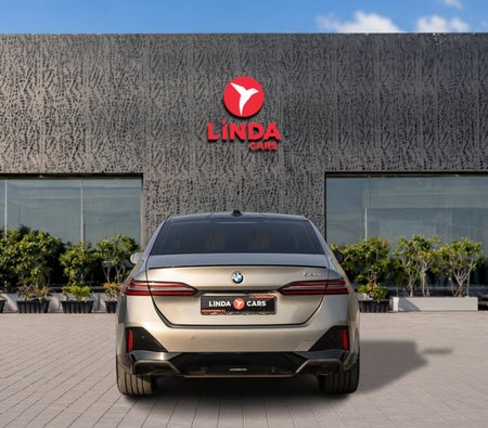 灰色的 宝马 520i 2025
