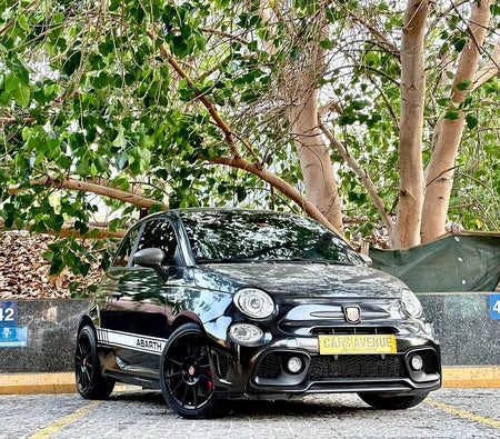 Abarth 695 2017, photo 2 of 4