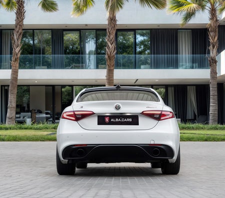 أبيض ألفا روميو      Giulia Veloce 2023