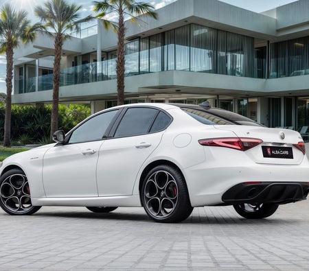 أبيض ألفا روميو      Giulia Veloce 2023