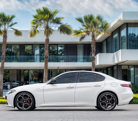 أبيض ألفا روميو      Giulia Veloce 2023