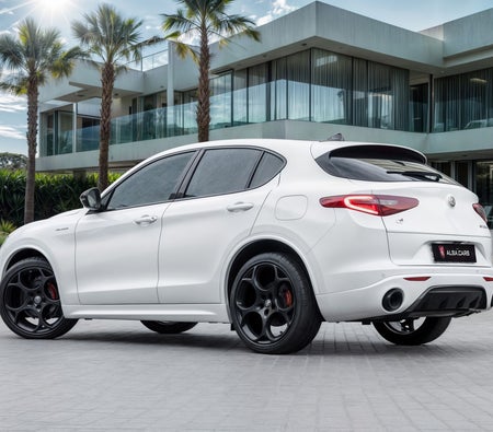 Beyaz Alfa Romeo Stelvio Veloce 2023