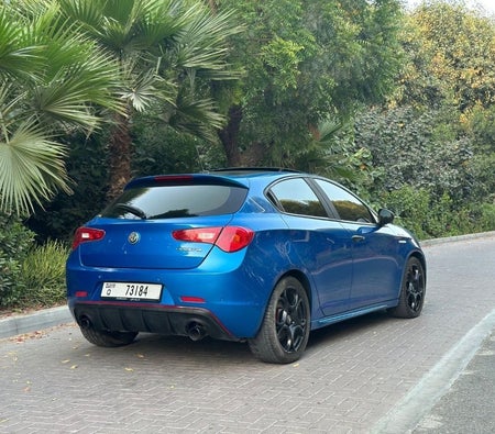 Bleu Alfa Romeo Giulietta 2021