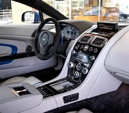 Голубой Aston Martin Vantage S 2015 год