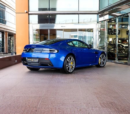 Голубой Aston Martin Vantage S 2015 год