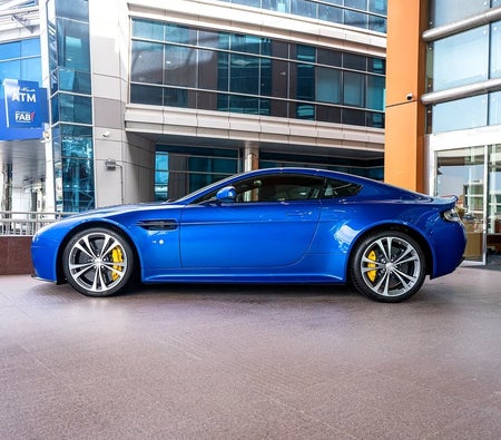 Blau Aston Martin Vantage S 2015