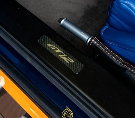 Голубой Aston Martin Vantage V12 2016 год
