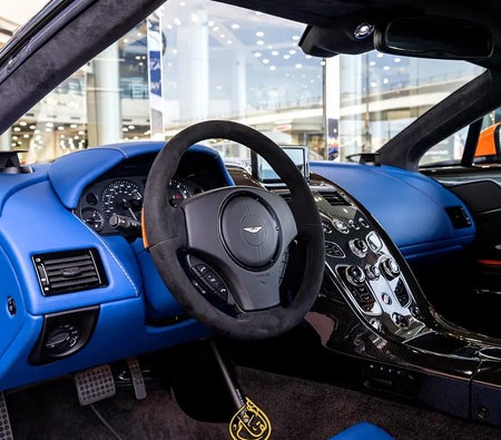 Голубой Aston Martin Vantage V12 2016 год