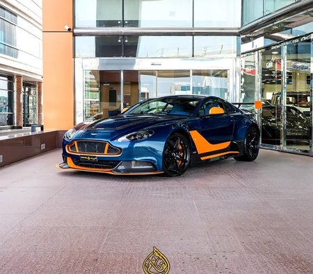 Голубой Aston Martin Vantage V12 2016 год