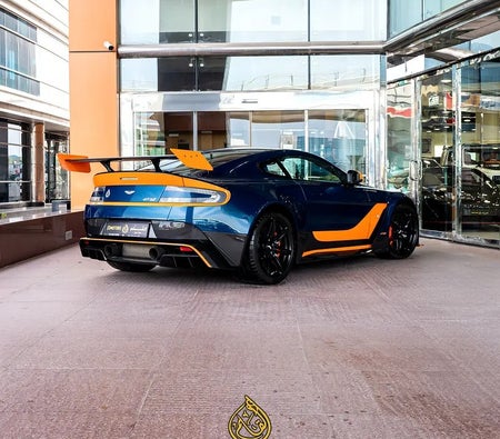 Голубой Aston Martin Vantage V12 2016 год