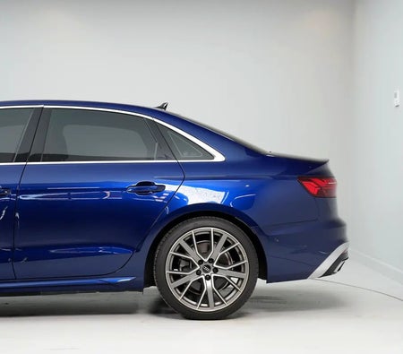 Blau Audi A4 2022