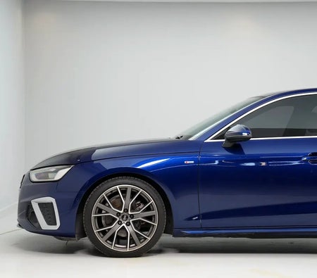 Audi A4 2022, photo 4 of 4