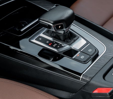 Серый Audi Q5 2022 год