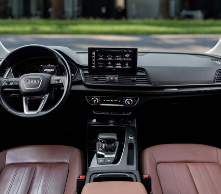 Серый Audi Q5 2022 год