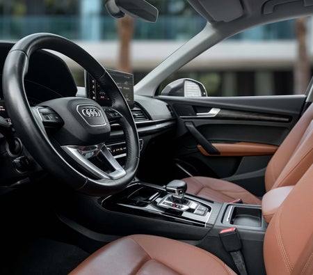 Серый Audi Q5 2022 год