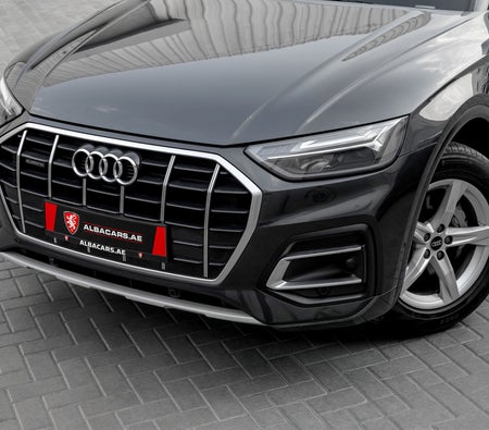Серый Audi Q5 2022 год