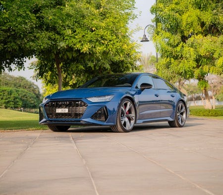 Голубой Audi RS7 2023 год