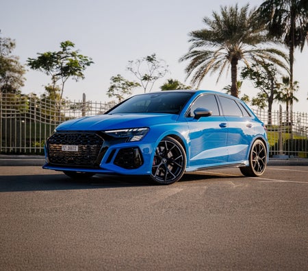 Голубой Audi RS3 Sportback 2023 год Голубой Audi RS3 Sportback 2023 год