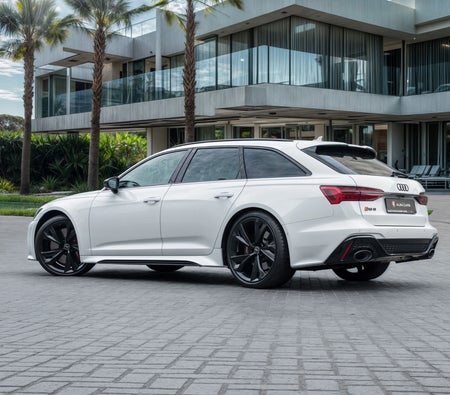 Bianca Audi RS6 Performance 2025