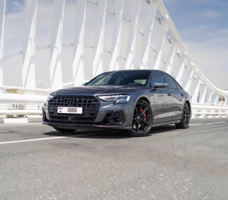 Серый Audi S8 2022 год Серый Audi S8 2022 год