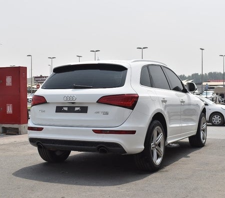 White Audi Q5 S-line 2015