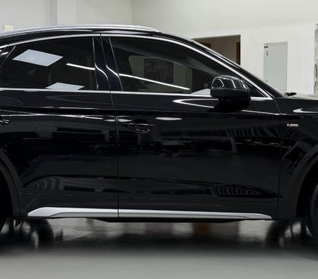 Black Audi Q5 2022
