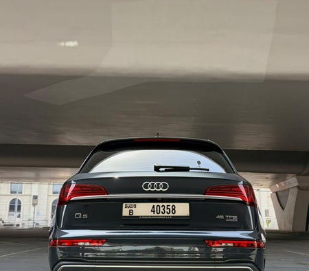 黑色的 奥迪 Q5 2024年