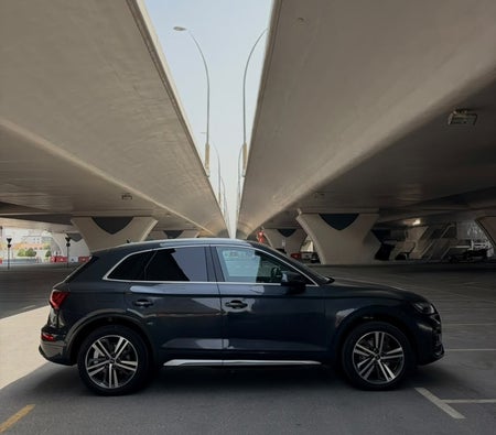 黑色的 奥迪 Q5 2024年