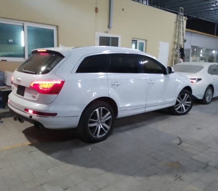 White Audi Q7 2014