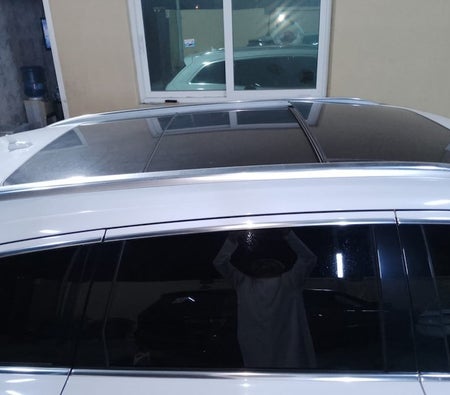 White Audi Q7 2014
