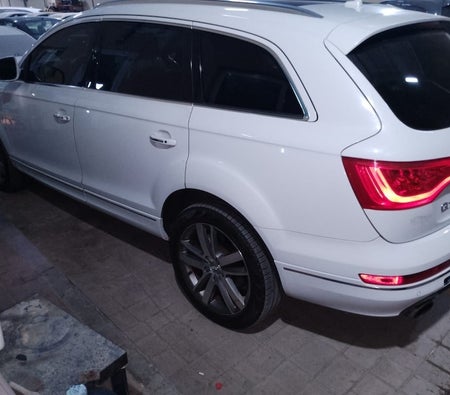 White Audi Q7 2014