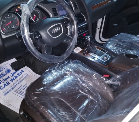 White Audi Q7 2014