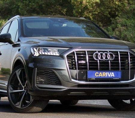 Gray Audi Q7 2021