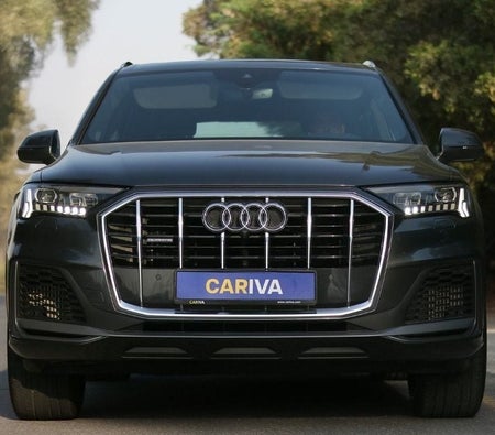 Gray Audi Q7 2021