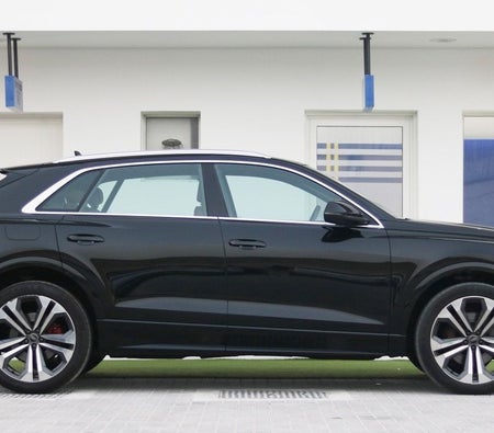 Schwarz Audi Q8 2023