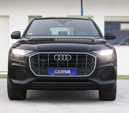 Schwarz Audi Q8 2023