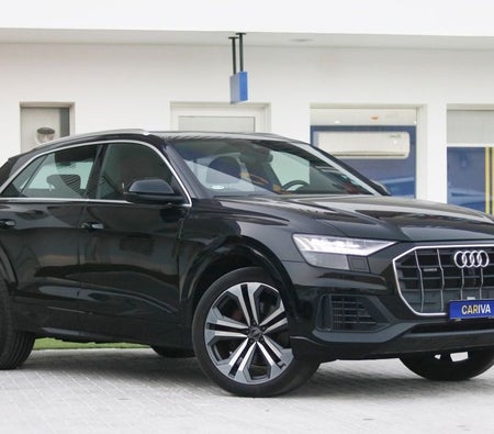 Schwarz Audi Q8 2023