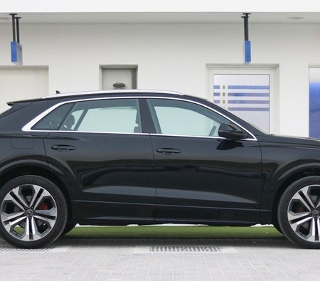 Schwarz Audi Q8 2023