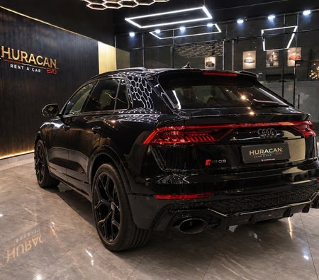 Siyah Audi RS Q8 Performance 2024