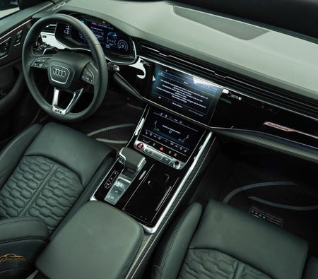 Серый Audi RS Q8 2022 год