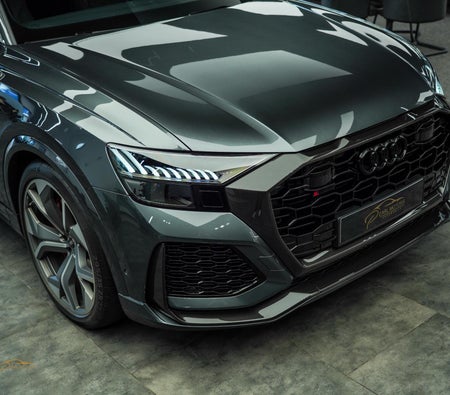 Серый Audi RS Q8 2022 год
